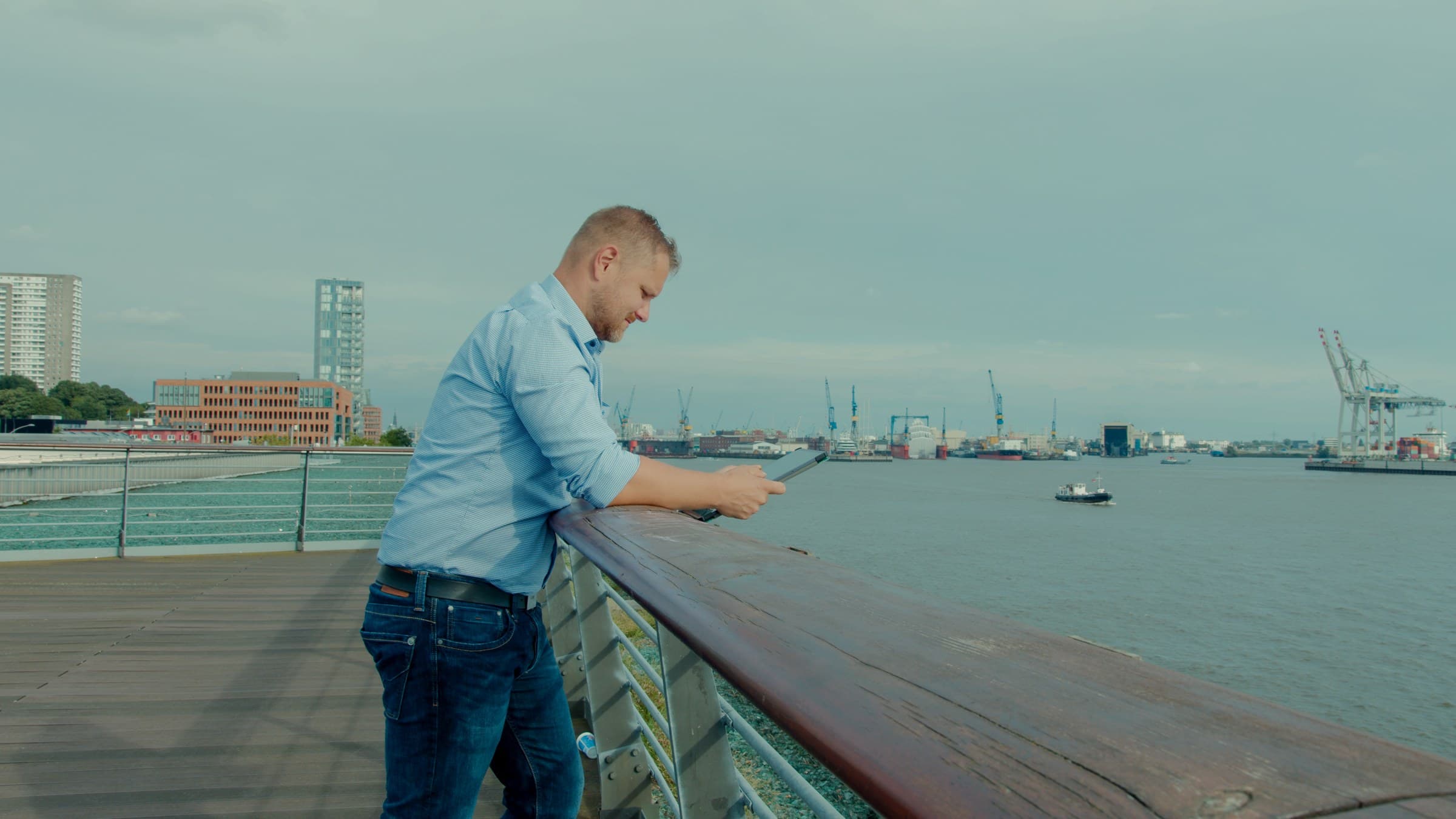 Dominik Kümmel am Hamburger Hafen