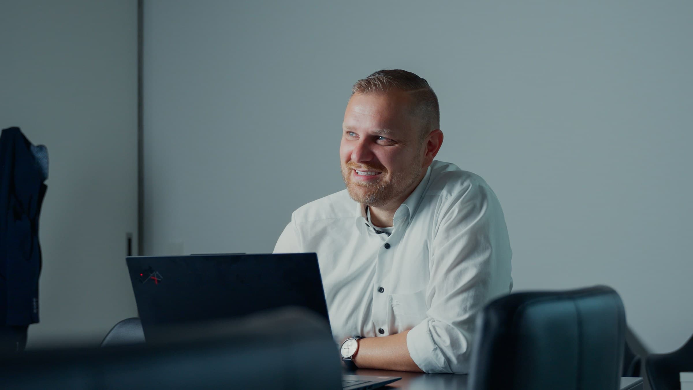 Dominik Kümmel am Laptop