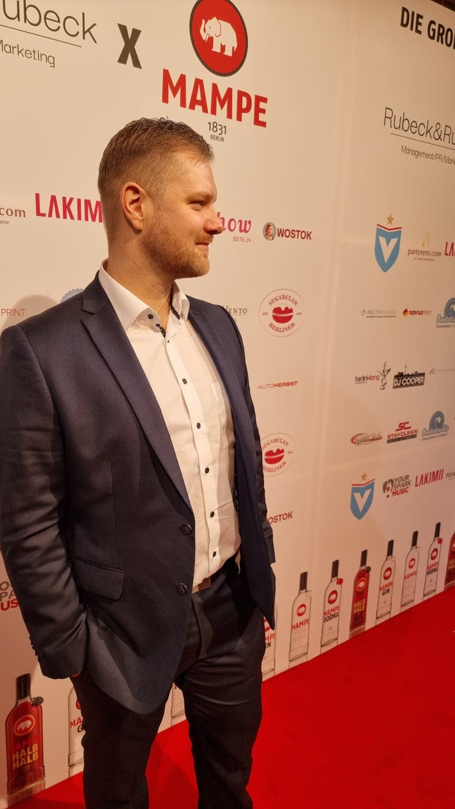 Dominik Kümmel vor der Event-Wand